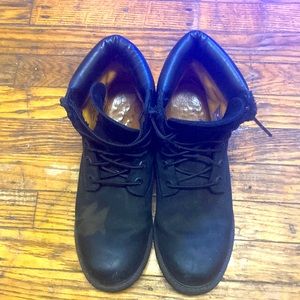 Black timberland boot size 9 in men , worn .